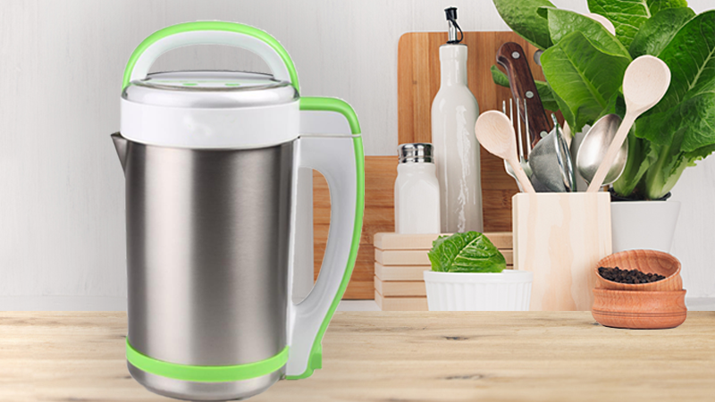 Une machine à soupe sur une table.